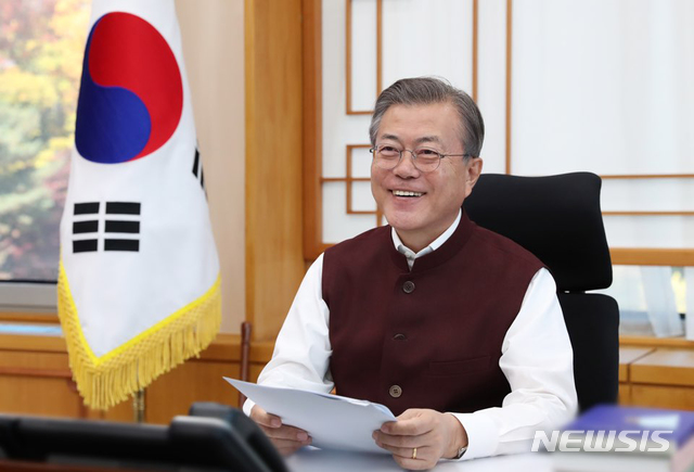 【서울=뉴시스】전신 기자 = 문재인 대통령이 31일 오후 청와대 여민관 집무실에서 나렌드라 모디 인도 총리가 보낸 한국에서도 쉽게 입을 수 있도록 개량한 인도 전통의상을 입고 있다. 2018.10.31. (사진=청와대 제공) photo@newsis.com