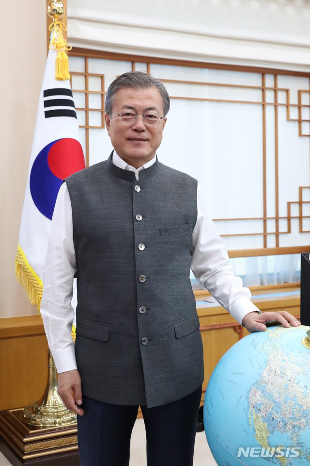 【서울=뉴시스】전신 기자 = 문재인 대통령이 31일 오후 청와대 여민관 집무실에서 나렌드라 모디 인도 총리가 보낸 한국에서도 쉽게 입을 수 있도록 개량한 인도 전통의상을 직접 입어보고 있다. 2018.10.31. (사진=청와대 제공) photo@newsis.com