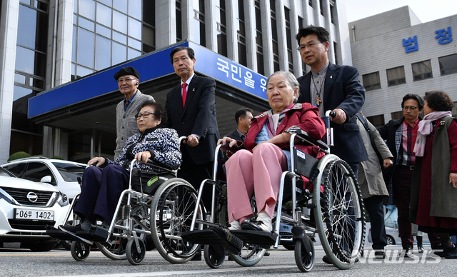 【광주=뉴시스】류형근 기자 = 31일 오후 광주 동구 광주고등법원에서 일제 강점기 시절 강제징용 피해자 양금덕·김재림 할머가 전범기업 미쓰비시중공업을 상대로 제기한 손해배상 소송 항소심 사건 첫 변론기일에 참석한 뒤 법원을 나오고 있다. 2018.10.31. hgryu77@newsis.com