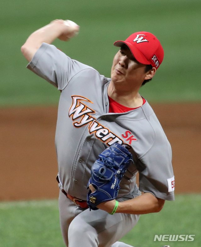 【서울=뉴시스】고범준 기자 = 31일 오후 서울 구로구 고척스카이돔에서 열린 2018 KBO 포스트시즌 플레이오프 4차전 넥센 히어로즈와 SK 와이번스의 경기, SK 선발 문승원 투수가 역투하고 있다. 2018.10.31. bjko@newsis.com