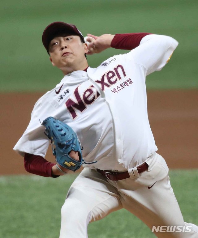 【서울=뉴시스】고범준 기자 = 31일 오후 서울 구로구 고척스카이돔에서 열린 2018 KBO 포스트시즌 플레이오프 4차전 넥센 히어로즈와 SK 와이번스의 경기, 넥센 선발 이승호 투수가 역투하고 있다. 2018.10.31. bjko@newsis.com