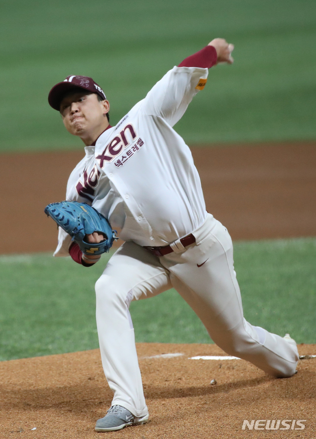 【서울=뉴시스】고범준 기자 = 31일 오후 서울 구로구 고척스카이돔에서 열린 2018 KBO 포스트시즌 플레이오프 4차전 넥센 히어로즈와 SK 와이번스의 경기, 넥센 선발 이승호 투수가 역투하고 있다. 2018.10.31.&nbsp; bjko@newsis.com