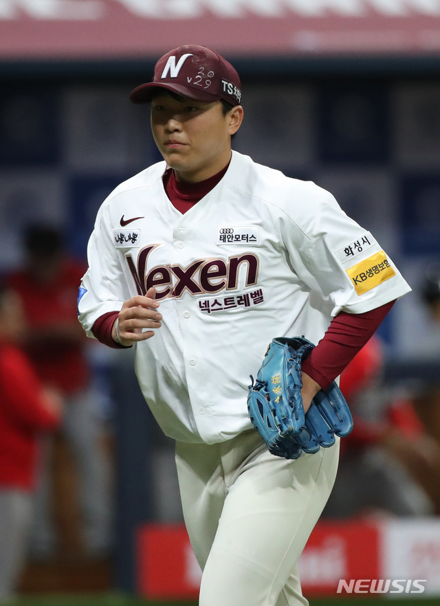 【서울=뉴시스】고범준 기자 = 31일 오후 서울 구로구 고척스카이돔에서 열린 2018 KBO 포스트시즌 플레이오프 4차전 넥센 히어로즈와 SK 와이번스의 경기, 3회초를 마친 넥센 이승호 투수가 덕아웃을 향하고 있다. 2018.10.31. bjko@newsis.com