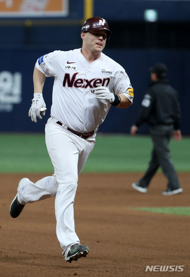 【서울=뉴시스】홍효식 기자 = 31일 오후 서울 구로구 고척스카이돔에서 열린 2018 KBO 포스트시즌 플레이오프 4차전 넥센 히어로즈와 SK 와이번스의 경기, 4회말 1사 주자 1루 상황에서 넥센 샌즈가 2점 홈런을 치고 그라운드를 돌고 있다. 2018.10.31. yesphoto@newsis.com