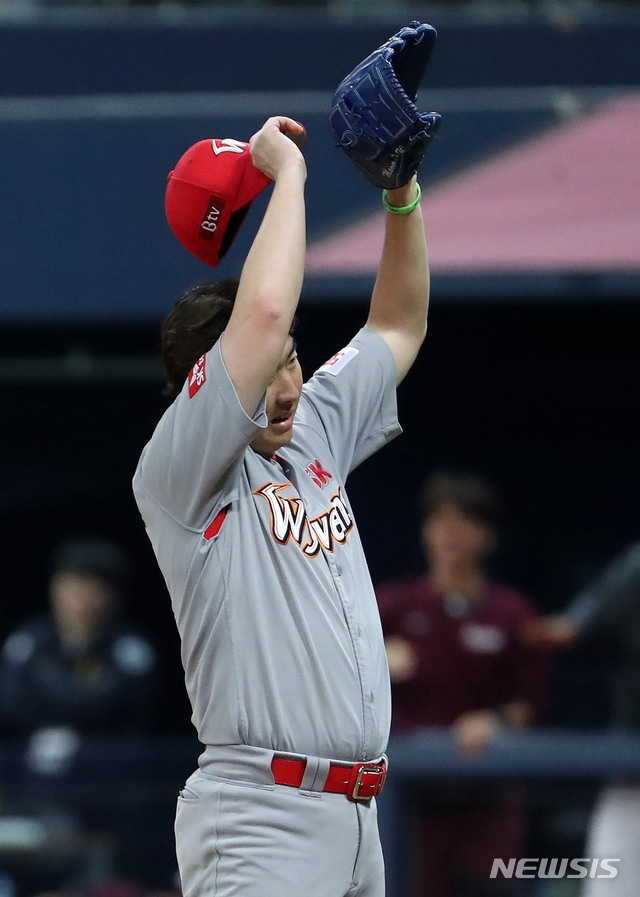 【서울=뉴시스】홍효식 기자 = 31일 오후 서울 구로구 고척스카이돔에서 열린 2018 KBO 포스트시즌 플레이오프 4차전 넥센 히어로즈와 SK 와이번스의 경기, 4회말 1사 주자 1루 상황에서 넥센 샌즈에게 2점 홈런을 내준 SK 문승원이 땀을 닦고 있다. 2018.10.31. yesphoto@newsis.com
