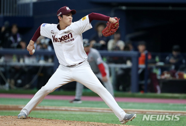 【서울=뉴시스】홍효식 기자 = 31일 오후 서울 구로구 고척스카이돔에서 열린 2018 KBO 포스트시즌 플레이오프 4차전 넥센 히어로즈와 SK 와이번스의 경기, 5회초 넥센 안우진이 역투하고 있다. 2018.10.31. yesphoto@newsis.com