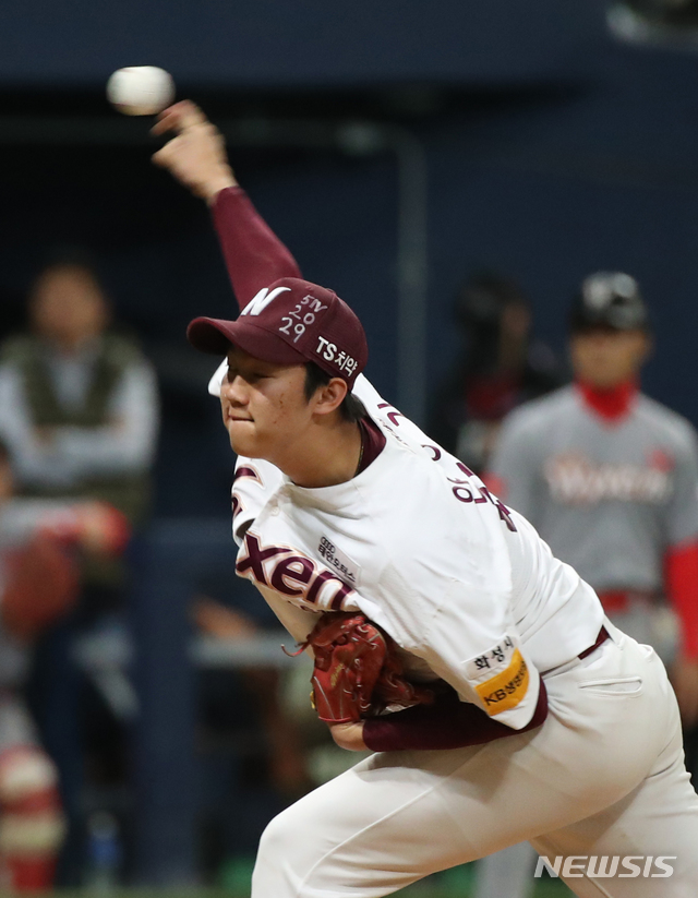 【서울=뉴시스】고범준 기자 = 31일 오후 서울 구로구 고척스카이돔에서 열린 2018 KBO 포스트시즌 플레이오프 4차전 넥센 히어로즈와 SK 와이번스의 경기, 5회초 넥센 안우진 투수가 역투하고 있다. 2018.10.31.&nbsp; bjko@newsis.com