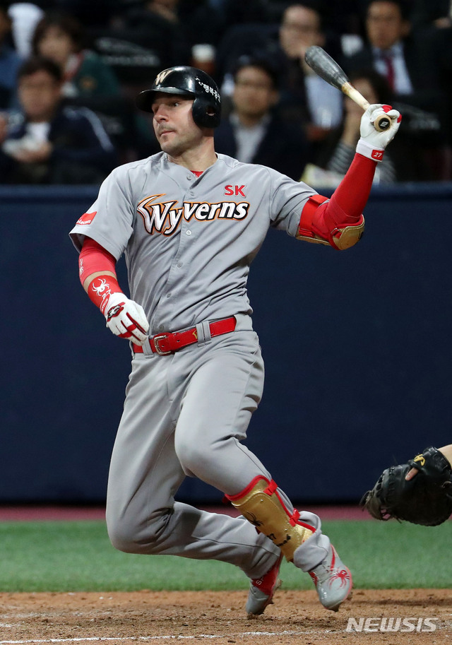 【서울=뉴시스】홍효식 기자 = 31일 오후 서울 구로구 고척스카이돔에서 열린 2018 KBO 포스트시즌 플레이오프 4차전 넥센 히어로즈와 SK 와이번스의 경기, 8회초 무사 주자1루 상황에서 SK 로맥이 병살타를 치고 있다. 2018.10.31. yesphoto@newsis.com