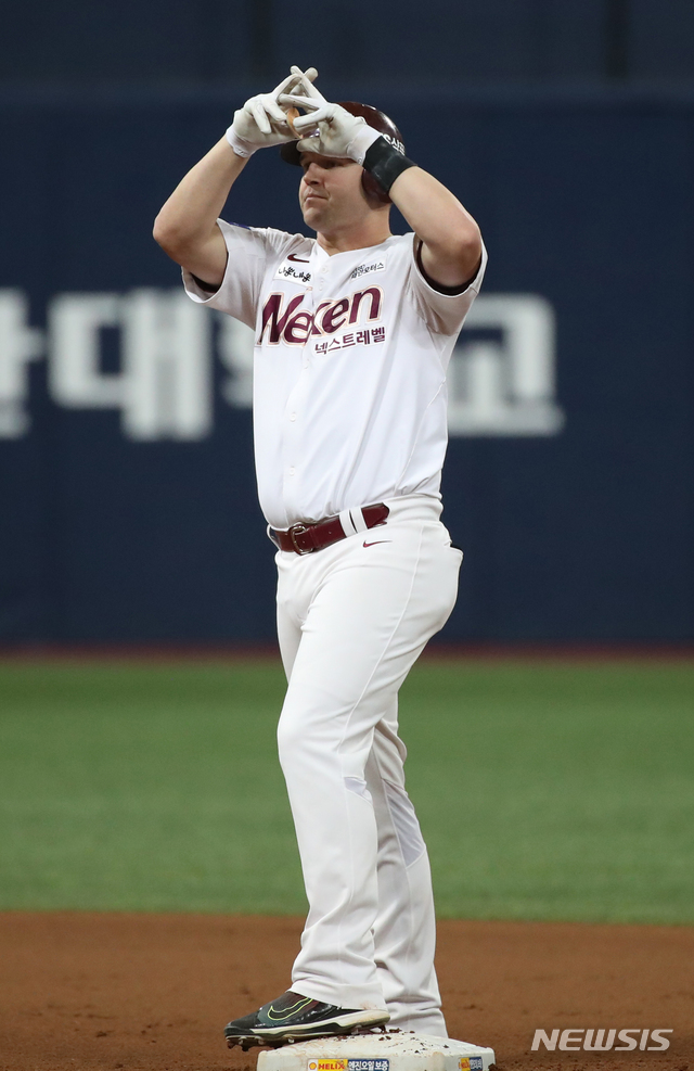 【서울=뉴시스】고범준 기자 = 31일 오후 서울 구로구 고척스카이돔에서 열린 2018 KBO 포스트시즌 플레이오프 4차전 넥센 히어로즈와 SK 와이번스의 경기, 8회말 1사 주자없는 상황 넥센 샌즈가 2루타를 치고 기뻐하고 있다. 2018.10.31. bjko@newsis.com