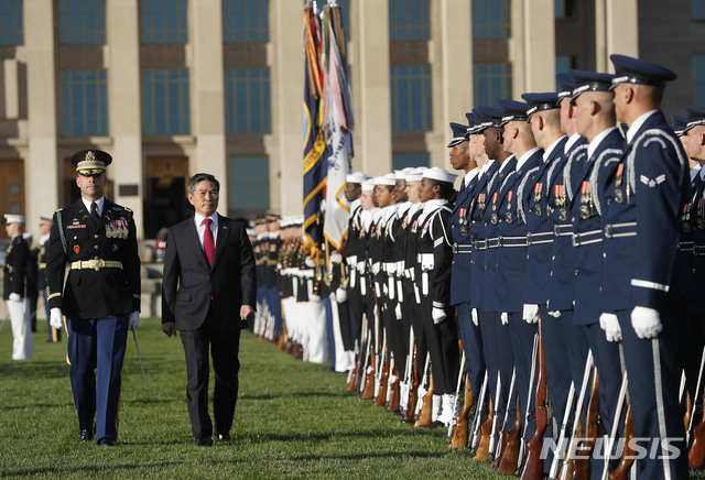 【펜타곤(미국)=AP/뉴시스】 정경두 국방부 장관이 제50차 한미 안보협의회의(SCM)에 앞서 미국 워싱턴DC에 있는 펜타곤에서 미 국방부 의장대를 사열하고 있다. 