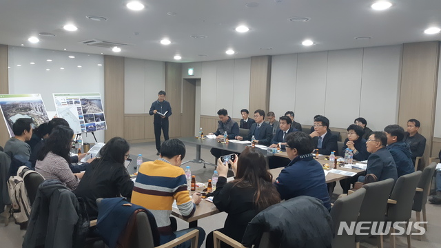 【시흥=뉴시스】 조성필 기자 = 지난달 31일 경기 시흥 은계지구 C1블록 회의실에서 열린 은계지구 입주예정자 대표 간담회에서 임병택 시흥시장을 비롯 시청 관련 부서, 선병채 LH 광명시흥사업본부장, 시흥시의회 이복희 의원, 입주자 대표 등이 자족시설용지 내 공장 난립 문제를 포함 은계지구 현안에 대한 논의를 진행하고 있다. 2018.11.07 gatozz@hanmail.net