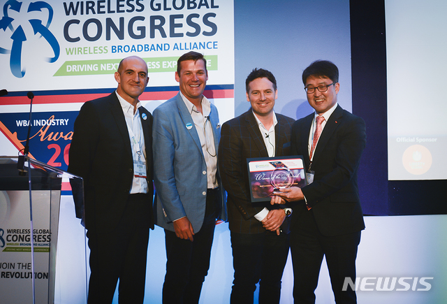 【서울=뉴시스】이국현 기자 = SK텔레콤은 31일(현지시간) 영국 런던에서 열린 ‘WBA 인더스트리 어워드’에서 ‘최우수 고객가치 혁신(Best Consumer-Centric Wireless Service Innovation)’ 상을 수상했다고 1일 밝혔다. ‘WBA 인더스트리 어워드’ 사상 6년 연속 수상한 사업자는 SK텔레콤이 유일하다. SK텔레콤 조성민 브로드밴드테크랩 리더(맨 오른쪽)가 수상 후 기념사진을 촬영하고 있는 모습.(사진/SK텔레콤 제공) photo@newsis.com