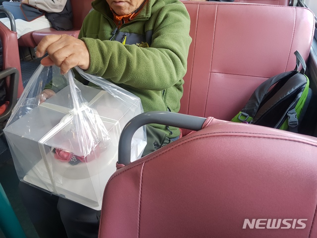 【서울=뉴시스】 김제이 기자 = 지하철택배 배달원 김희석(72)씨가 주문 물품을 배달하기 위해 버스로 이동 중이다. 배송지가 지하철역에서 먼 거리일 경우 버스를 이용해야 하지만 버스 운임은 택배요금표에 포함되지 않는다. 2018.11.01.jey@newsis.com