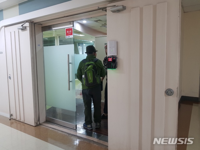 【서울=뉴시스】 김제이 기자 = 지하철택배 배달원 김희석(72)씨가 수령지에 도착해 물건을 건네 주고 있다. 수령인의 성함을 다시 확인하며 꼼꼼하게 일을 마친다. 배달을 완료하면 주문자에게 배달을 완료했다는 안내 문자를 전송한다. 2018.11.01.jey@newsis.com