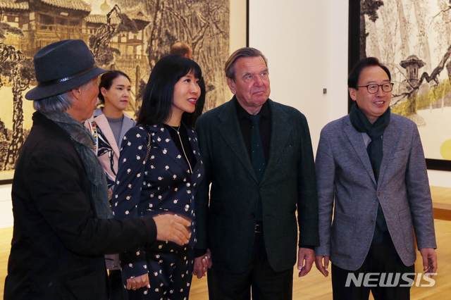 【경주=뉴시스】 이은희 기자 = 1일 경주엑스포 내 솔거미술관을 관람하고 있는 박대성 화백(왼쪽부터), 슈뢰더부부, 이두환 문화엑스포 사무처장.2018.11.1.(사진= 경주엑스포 제공)photo@newsis.com