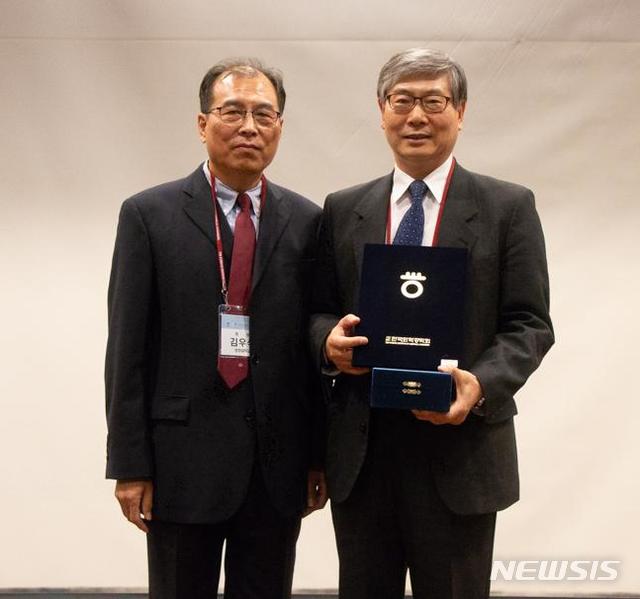 【전주=뉴시스】윤난슬 기자 = 전북대학교는 공대 화학공학부 한윤봉(오른쪽) 교수가 최근 열린 한국화공학회 2018년도 가을 총회 및 학술대회에서 '우성일 재료상'을 받았다고 1일 밝혔다.2018.11.01.(사진=전북대 제공) photo@newsis.com