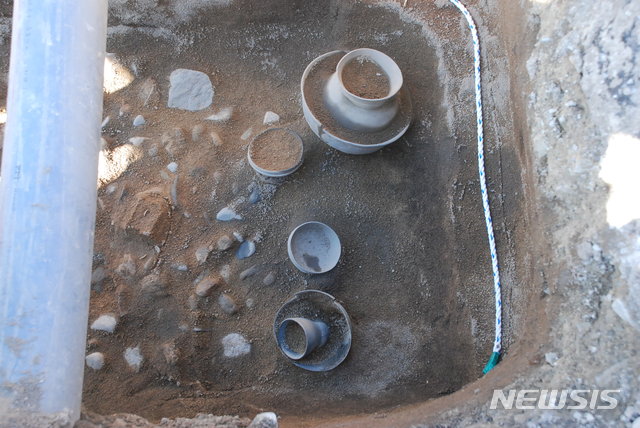 【서울=뉴시스】 강원도 강릉 15호 토광목곽묘 동쪽에서 발견한 신라 토기들 모습