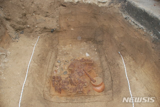 강원도 강릉 토광목곽묘 서쪽에서 발견한 찰갑과 신라 토기(장경호) 모습