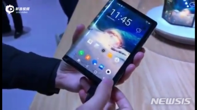 【서울=뉴시스】중국 로욜레가 출시한 폴더블 스마트폰 '플렉스파이'를 반으로 접은 모습. 반으로 접으면 한 손에 들어오는 크기다.(사진출처:유튜브 캡쳐) 2018.11.01.