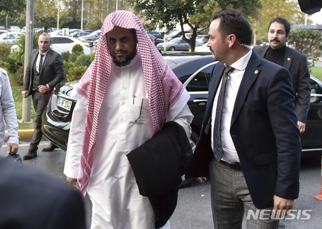 【이스탄불(터키)=AP/뉴시스】사우드 알-모제브 사우디아라비아 검찰총장이 지난달 31일 이스탄불에서 터키를 떠나기 위해 비행기에 탑승하려 하고 있다. 터키 정부와 가까운 사바지는 5일 사우디가 자말 카슈끄지의 살해 사건 조사를 돕겠다며 파견한 11명의 사우디 조사팀이 조사 협조는 않고 살해 증거를 제거하는데에만 몰두해 왔다고 보도했다. 2018.11.5