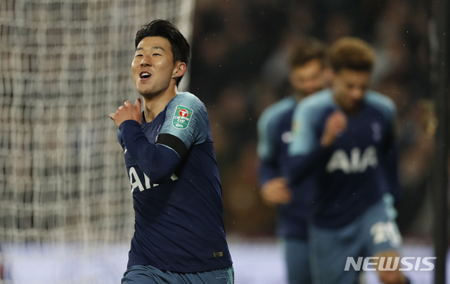 Tottenham Hotspur's Son Heung-Min celebrates after scoring his side's second goal during the English League Cup 4th round soccer match between West Ham United and Tottenham Hotspur at the London stadium in London, Wednesday, Oct. 31, 2018. (AP Photo/Alastair Grant)