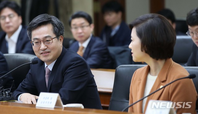 【서울=뉴시스】고범준 기자 = 김동연 경제부총리 겸 기획재정부 장관이 1일 오전 서울 영등포구 수출입은행 대회의실에서 열린 혁신성장 관계장관회의에서 모두발언을 하고 있다. 2018.11.01. bjko@newsis.com