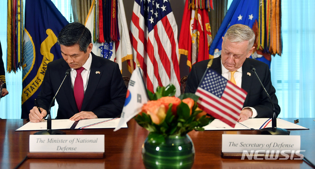 【서울=뉴시스】 정경두 국방부장관과 제임스 매티스 미 국방장관이 31일(현지시각) 미국 워싱턴D.C에서 개최된 제50차 한미안보협의회의(SCM) 이후 공동기자회견에 앞서 '전시작전통제권 전환 이후에도 굳건한 연합방위태세를 유지하기 위한 연합방위지침'에 서명하고 있다. 2018.11.01. (사진=국방부 제공)&nbsp; photo@newsis.com