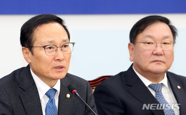 【서울=뉴시스】이종철 기자 = 1일 서울 여의도 국회에서 열린 민주당 정책조정회의에서 홍영표 원내대표가 모두발언을 하고 있다. 2018.11.01. jc4321@newsis.com