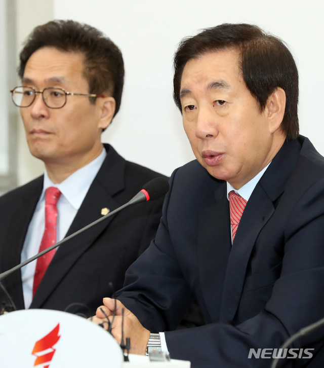 【서울=뉴시스】박영태 기자 = 1일 오전 서울 영등포구 여의도 국회에서 열린 자유한국당 비상대책위원회의에서 김성태 원내대표가 발언하고 있다. 2018.11.01.since1999@newsis.com
