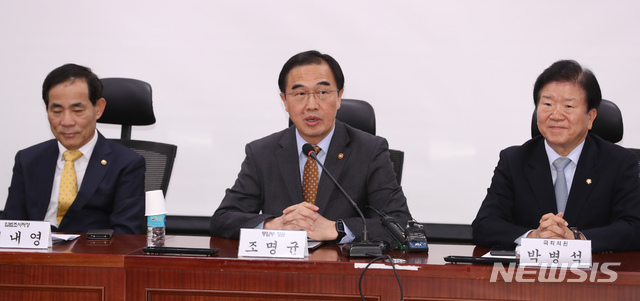 【서울=뉴시스】고승민 기자 = 1일 오전 서울 여의도 국회 의원회관에서 열린 한반도 평화, 번영 포럼 창립총회에서 조명균 통일부 장관이 강연을 하고 있다. 2018.11.01 kkssmm99@newsis.com