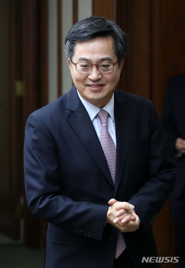 【서울=뉴시스】고범준 기자 = 김동연 경제부총리 겸 기획재정부 장관이 1일 오전 서울 영등포구 수출입은행 대회의실에서 열린 혁신성장 관계장관회의에 참석하고 있다. 2018.11.01. bjko@newsis.com