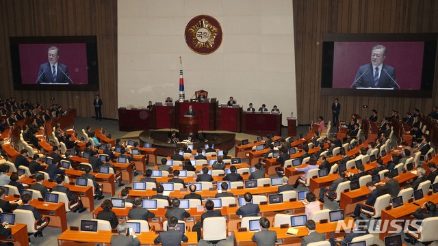 【서울=뉴시스】 고승민 기자 = 문재인 대통령이 1일 오전 서울 영등포구 여의도 국회에서 2019예산안 관련 시정연설을 하고 있다. 2018.11.01.&nbsp; photo@newsis.com