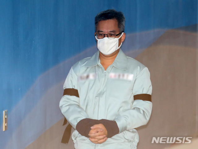 【서울=뉴시스】김선웅 기자 = 드루킹 김 모씨가 1일 오전 서울 서초구 서울중앙지법에서 열린 정치자금법 위반 1차 공판에 출석하고 있다. 2018.11.01. mangusta@newsis.com