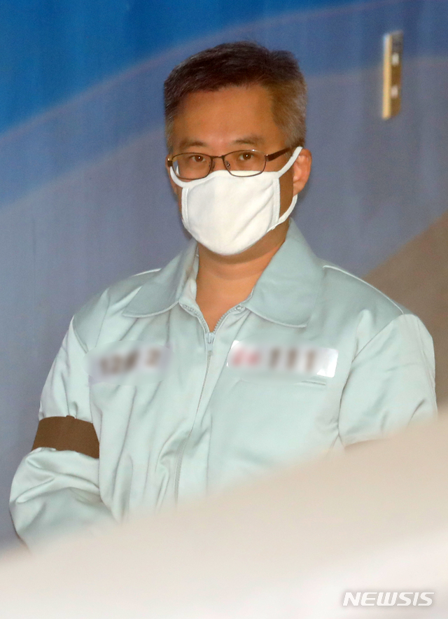 【서울=뉴시스】김선웅 기자 = 드루킹 김 모씨가 1일 오전 서울 서초구 서울중앙지법에서 열린 정치자금법 위반 1차 공판에 출석하고 있다. 2018.11.01.&nbsp; mangusta@newsis.com 