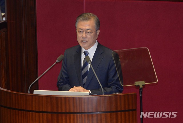 【서울=뉴시스】 고승민 기자 = 1일 오전 국회에서 열린 본회의에서 문재인 대통령이 2019년 예산안에 대한 시정연설을 하고 있다. 2018.11.01. photo@newsis.com