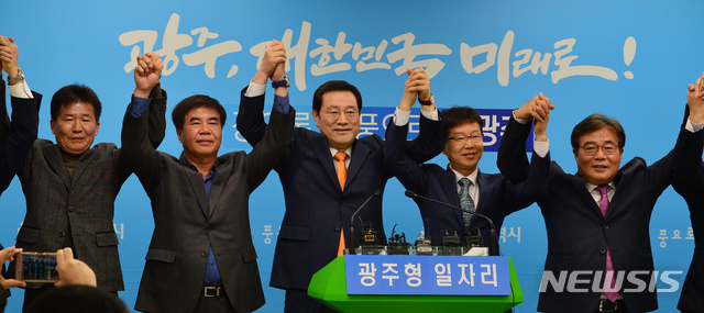 【광주=뉴시스】변재훈 기자 = 1일 오전 광주 서구 치평동 광주시청 브리핑룸에서 '광주형 일자리' 현대차 투자협상 관련 원탁회의 결과를 발표한 뒤 이용섭 광주시장과 원탁회의 구성원들이 손을 맞잡고 있다. 사진 왼쪽부터 이기곤 기아자동차 노조 전 지회장, 윤종해 한국노총 광주의장, 이용섭 광주시장, 박병규 원탁회의 의장, 이병훈 광주 문화경제부시장. 2018.11.01. wisdom21@newsis.com