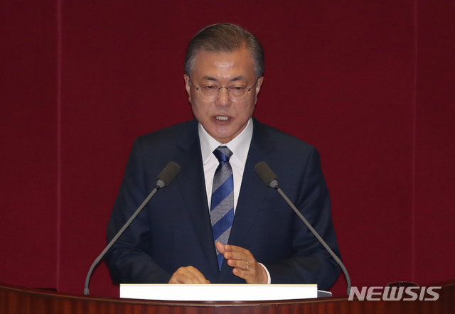 【서울=뉴시스】고승민 기자 = 문재인 대통령이 1일 오전 서울 여의도 국회 본회의장에서 열린 제364회국회(정기회) 제11차 본회의에서 2019년도 예산안 시정연설을 하고 있다. 2018.11.01. kkssmm99@newsis.com