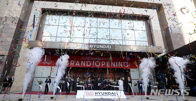 【서울=뉴시스】추상철 기자 = 현대백화점 면세점 오픈식이 열린 1일 오전 서울 강남구 현대백화점 면세점 무역센터점 앞에서 정지선 현대백화점 그룹 회장을 비롯한 내빈이 테이프 커팅을 하고 있다. 이동호(왼쪽부터) 현대백화점그룹 부회장, 정교선 현대백화점그룹 부회장, 윤신 한국도심공항 사장, 한진현 한국무역협회 부회장, 정순균 강남구청장, 정지선 현대백화점그룹 회장, 윤이근 서울세관장, 윤아 현대백화점면세점 모델, 정해인 현대백화점면세점 모델, 권붕주 파르나스몰 사장, 황해연 현대백화점면세점 대표이사. 2018.11.01. scchoo@newsis.com