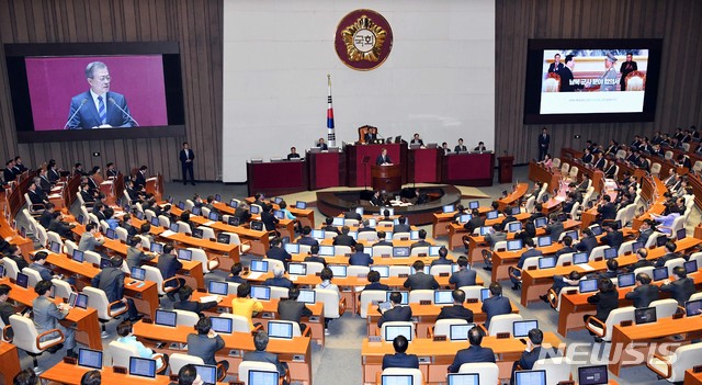 【서울=뉴시스】 고승민 기자 = 문재인 대통령이 1일 오전 국회 본회의장에서 2019년도 예산안 시정연설을 하고 있다. 2018.11.01. photo@newsis.com