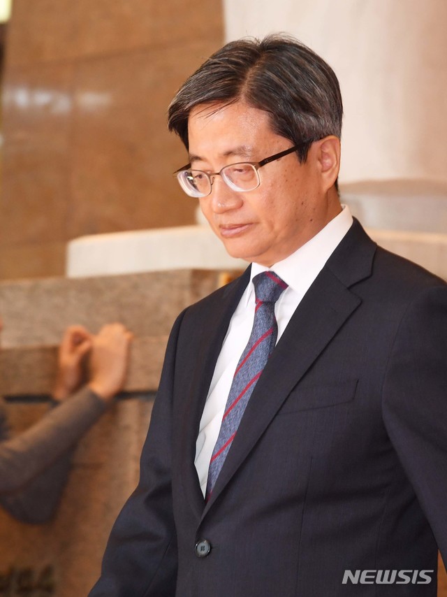 【서울=뉴시스】 이종철 기자 = 지난 1일 김명수 대법원장이 문재인 대통령의 국회 예산안 시정연설을 마친후 본관을 나서고 있다. 2018.11.01.&nbsp; photo@newsis.com