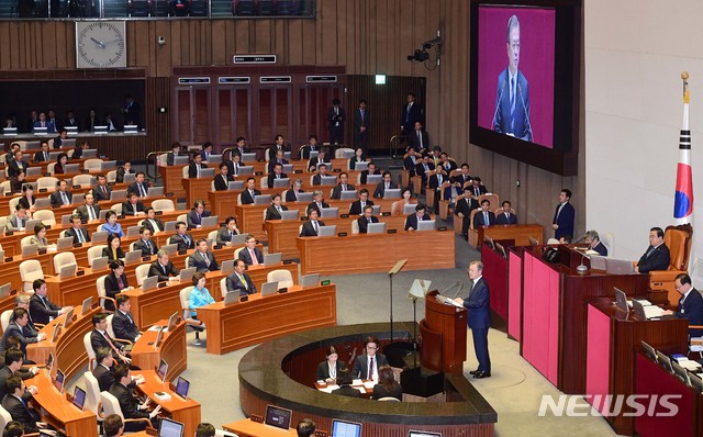 【서울=뉴시스】 고승민 기자 = 문재인 대통령이 1일 오전 서울 여의도 국회 본회의장에서 2019년도 예산안에 대한 시정연설을 하고 있다. 2018.11.01.&nbsp; photo@newsis.com