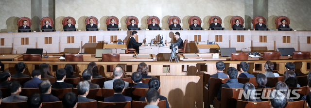 【서울=뉴시스】김선웅 기자 = 김명수 대법원장이 1일 오전 서울 서초구 대법원에서 열린 양심적 병역거부 사건 등 전원합의체에 참석하고 있다. 대법원은 종교적 병역거부는 '정당한 사유'에 해당한다고 판결했다. 2018.11.01. mangusta@newsis.com