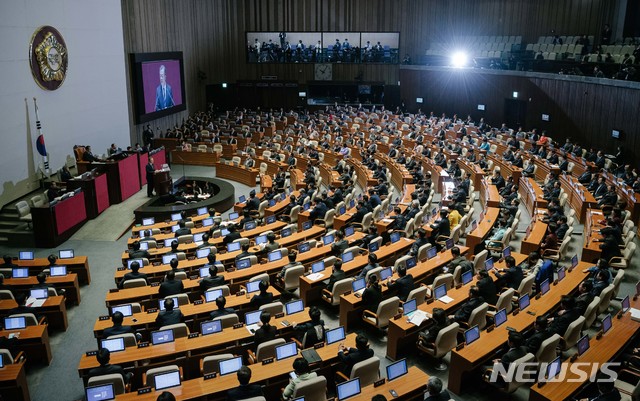 【서울=뉴시스】 고승민 기자 = 문재인 대통령이 1일 오전 서울 여의도 국회 본회의장에서 2019년도 예산안과 정책방향을 설명하는 시정연설을 하고 있다. 2018.11.01.&nbsp; photo@newsis.com