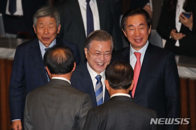 【서울=뉴시스】 고승민 기자 = 문재인 대통령이 1일 오전 서울 여의도 국회 본회의장에서 2019년도 예산안에 대한 시정연설을 끝낸뒤 자유한국당 의원들과 악수하고 있다. 2018.11.01.&nbsp; photo@newsis.com