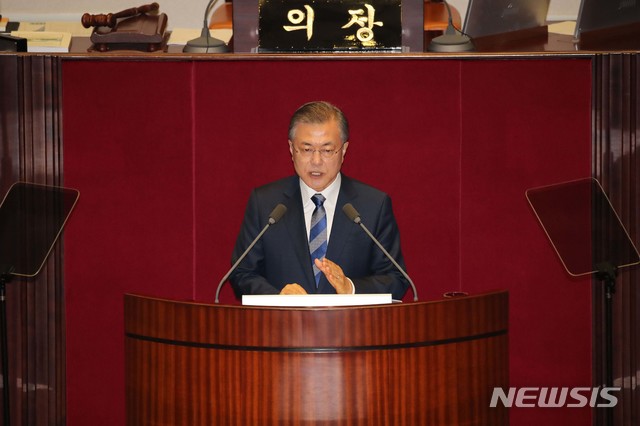 【서울=뉴시스】 고승민 기자 = 문재인 대통령이 1일 오전 서울 여의도 국회 본회의장에서 2019년도 예산안에 대한 시정연설을 하고 있다. 2018.11.01.&nbsp; photo@newsis.com