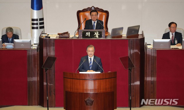 【서울=뉴시스】 고승민 기자 = 문재인 대통령이 1일 오전 서울 여의도 국회 본회의장에서 2019년도 예산안에 대한 시정연설을 하고 있다. 2018.11.01.&nbsp; photo@newsis.com