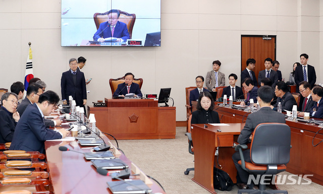 【서울=뉴시스】이종철 기자 = 1일 서울 여의도 국회에서 열린 에너지특별위원회 첫 전체회의에서 김재원 위원장이 회의를 주재하고 있다. 2018.11.01.jc4321@newsis.com