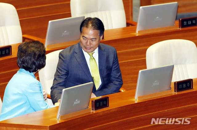 【서울=뉴시스】 고승민 기자 = 이용주 의원이 1일 오전 서울 여의도 국회 본회의장에서 2019년도 예산안 관련 문재인 대통령의 시정연설을 듣기 위해 자리에 앉아 있다. 2018.11.01.&nbsp; photo@newsis.com