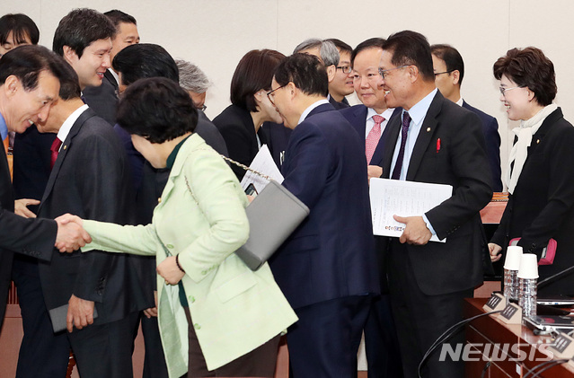 【서울=뉴시스】이종철 기자&nbsp; = 1일 서울 여의도 국회에서 열린 에너지특별위원회 첫 전체회의를 마친 김재원 위원장과 여,야 위원들이 인사를 나누고 있다. 2018.11.01.jc4321@newsis.com