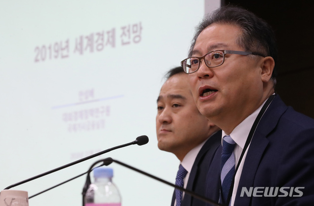 【세종=뉴시스】강종민 기자 = 이재영 대외경제정책연구원장이 1일 오전 정부세종청사에서 열린 기자간담회에서 2019년 세계경제 전망과 한반도 정세와 남북관계 전망 등에 대한 취재진의 질문에 답하고 있다. 2018.11.01. ppkjm@newsis.com